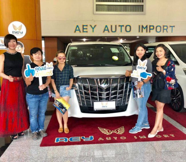 toyota vellfire สีขาว